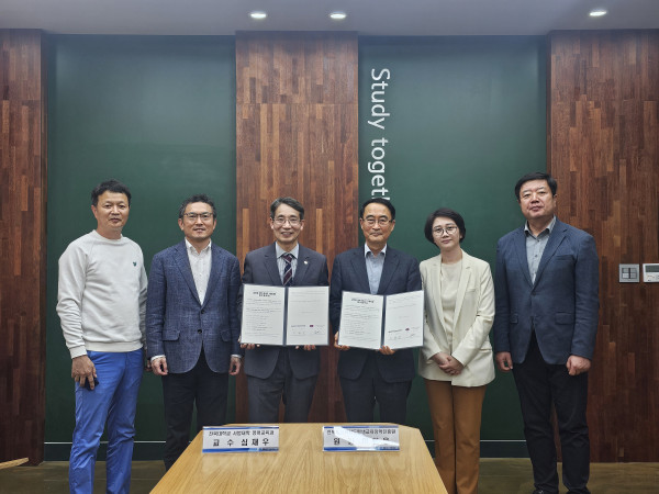 전북특별자치도평생교육장학진흥원과 기관 간 협약식 현장. 관계자 6명이 협약서를 들고 기념사진을 촬영하고 있으며, 배경 벽면에는 “Study together”라는 문구가 새겨져 있다.